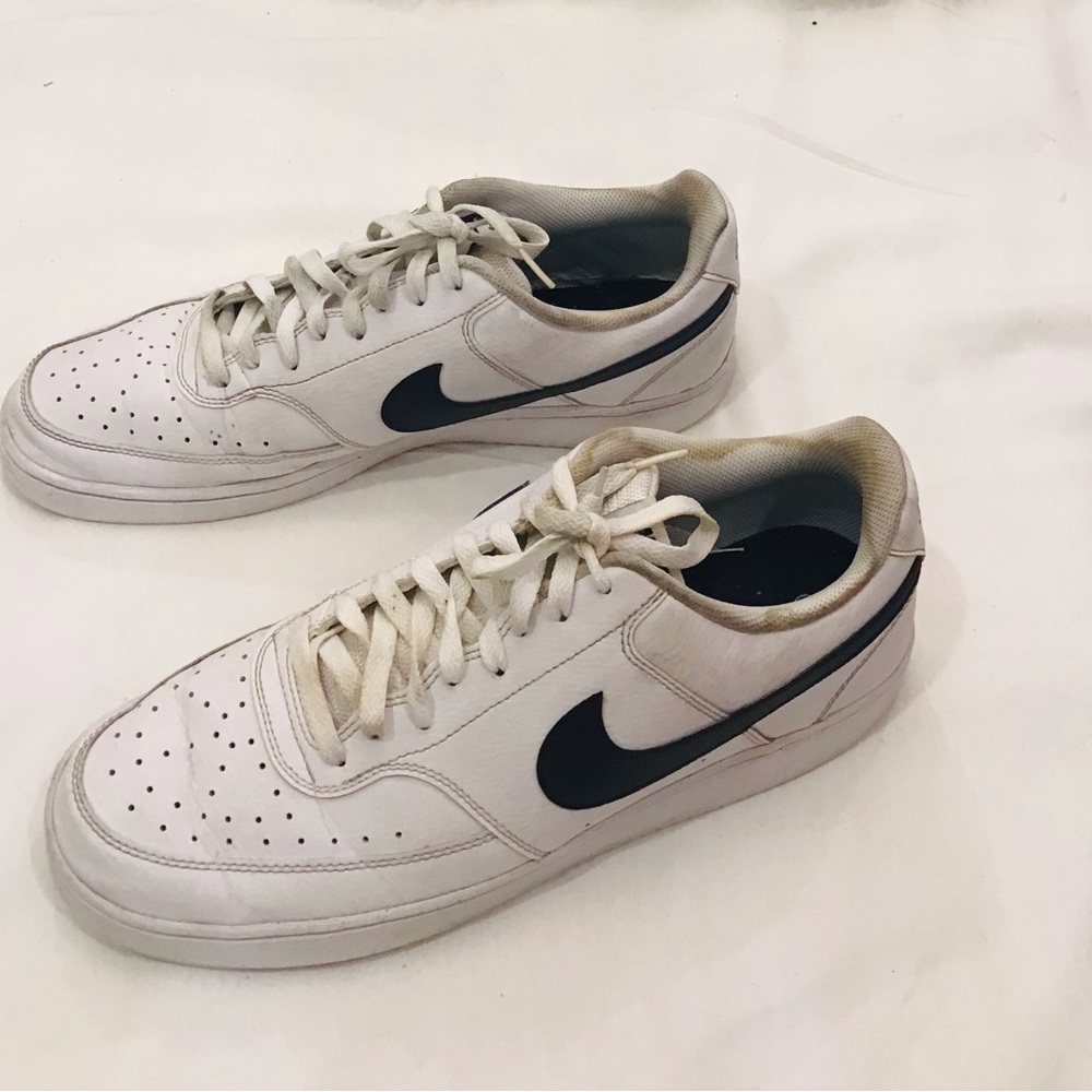 Nike Men's White Low-Top Sneakers with Black Swoosh